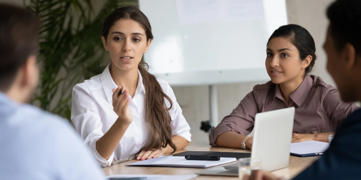 Headhunting vs. Outsourcing: Cómo saber cuál necesita tu empresa en Bogotá